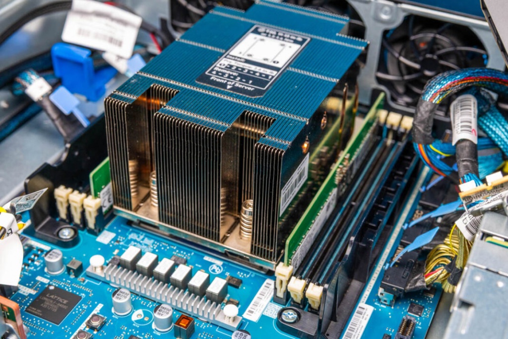 HPE-ProLiant-DL145-Gen11-AMD-EPYC-8000-and-Memory-1-1068x713.jpg
